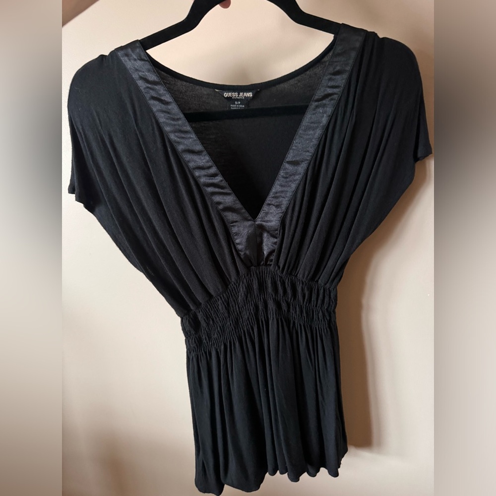 ⭐️Guess black top, Small⭐️